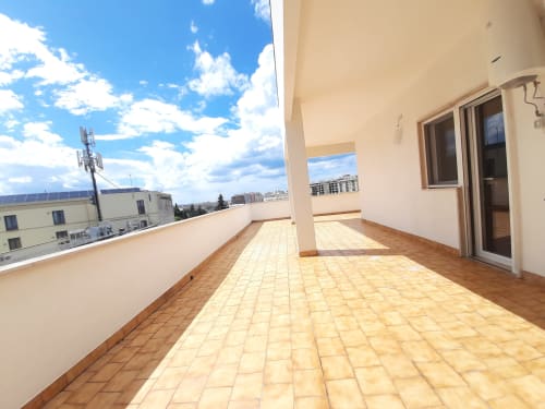 Terrazza panoramica spaziosa a B&B Bari Centro con vista sulla città, piastrelle in cotto e comfort moderni
