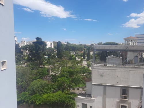Vista panoramica dalla terrazza di B&B Bari Centro: parco verde e paesaggio urbano di Bari sotto cielo azzurro