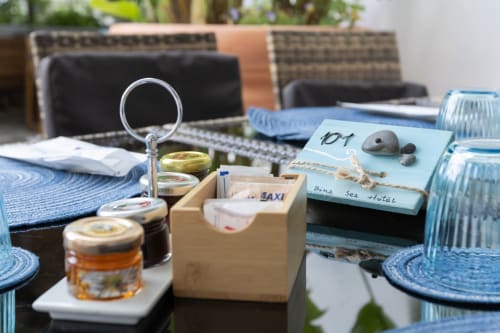 Scrivania a tema costiero alla Villa Bina Sea Hotel con accenti blu, elementi decorativi e accessori ispirati al mare.