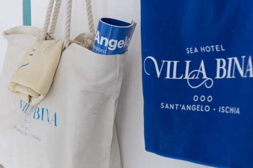 Merchandise brandizzato Villa Bina Sea Hotel: borsa in tela e tazza blu da Sant'Angelo, Ischia