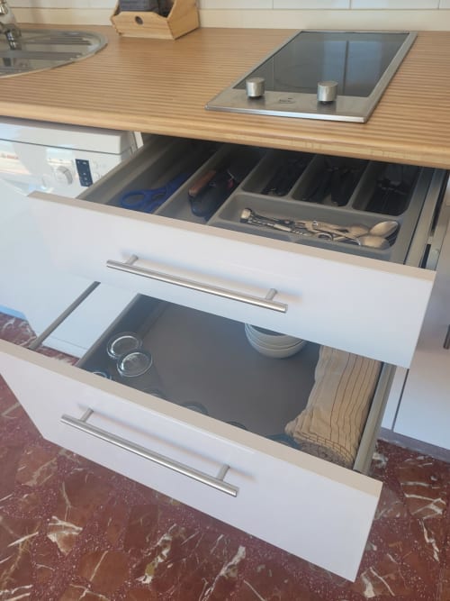 Almacenamiento de cajones de cocina en estudio con vistas al mar en Apartamentos A la Orilla del Mar, Matalascañas