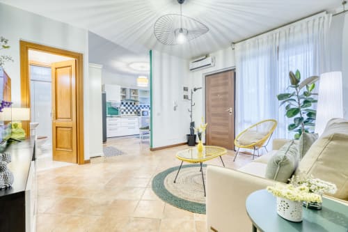 Elegante soggiorno moderno con accenti gialli, zona living e vista sulla cucina - SleepWithMe Luxury B&B Pisa