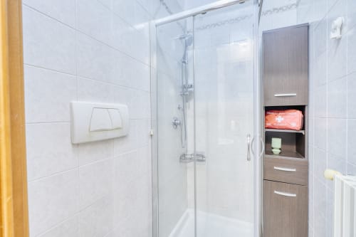 Bagno moderno con doccia aperta, rivestimenti in piastrelle, mobiletto contenitore e servizi al SleepWithMe Luxury B&B di Pisa