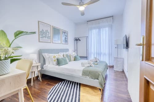 Camera luminosa e moderna nel lussuoso B&B SleepWithMe vicino Pisa con letto matrimoniale, vista giardino, tappeto rigato e arredamento contemporaneo