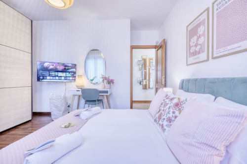 Camera da letto di lusso moderno in B&B a Pisa con letto matrimoniale, area studio, TV schermo piatto e vista giardino