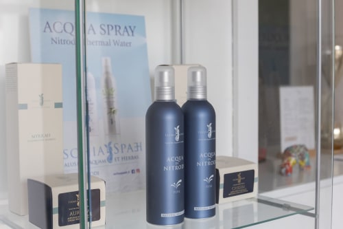 Prodotti di lusso per la skincare esposti nel bagno di Villa Bina Sea Hotel, Serrara Fontana