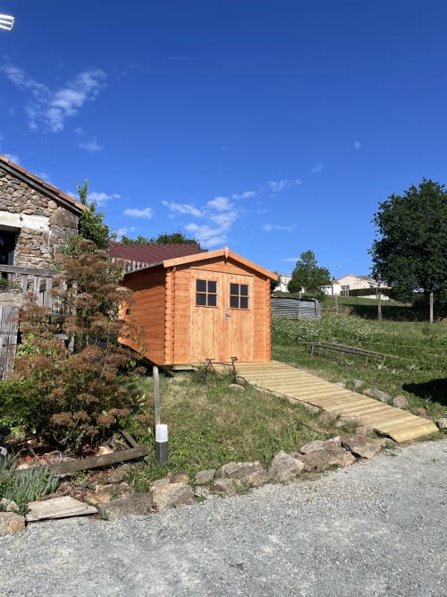 Abri de jardin en bois avec rampe d'accès au gîte Le Petit Moulin à Pouzauges, France