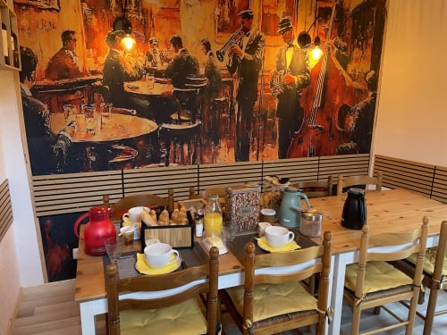 Salle de petit-déjeuner avec fresque de groupe de jazz à la maison d'hôtes Le Petit Moulin à Pouzauges, France