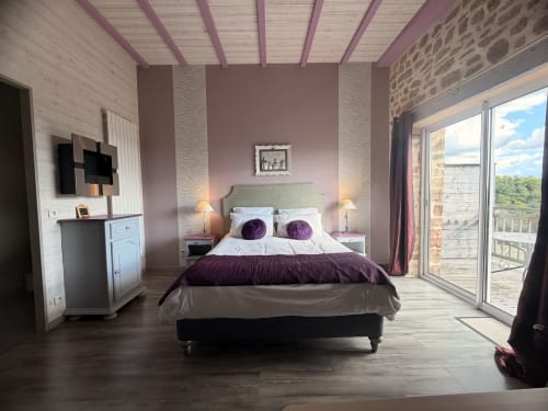 Chambre double luxe aux Instants Volés avec accents violets, équipements spa, vue balcon et décor contemporain à Tudeils