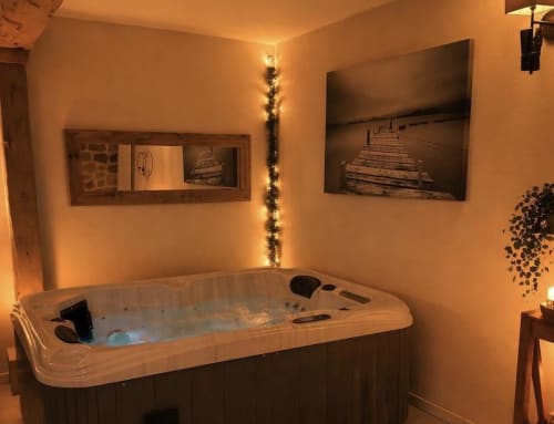 Baignoire privée avec éclairage d'ambiance dans la suite Les Instants Amoureux de l'hôtel de charme Les Instants Volés à Tudeils, France