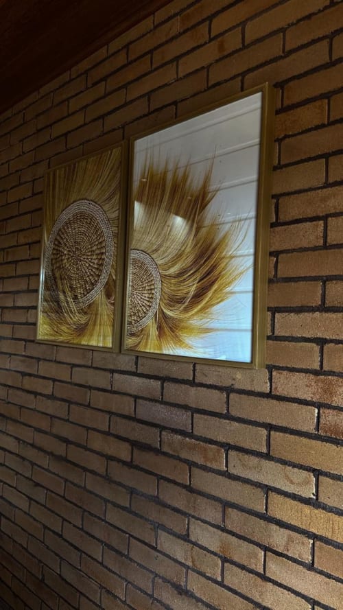 Arte em tecelagem emoldurada com espigas douradas de trigo e padrões de cesto circular na vila Chalé Girassol em Vivendas Canaã,