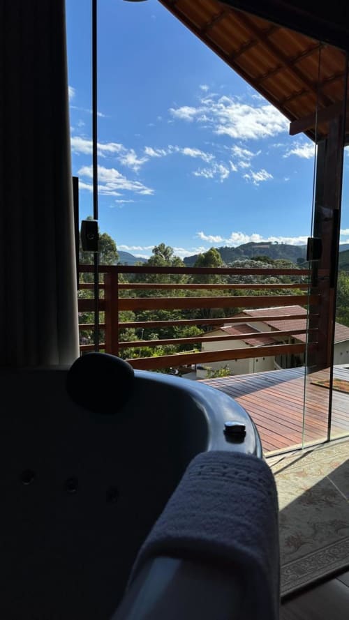 Vista da montanha da varanda da villa Chalé Girassol em Vivendas Canaã, Espera Feliz, com deck de madeira e paisagem deslumbrante