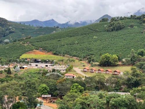 Chalés Vivendas Canaã envoltos em verdes morros com vistas para as montanhas de Espera Feliz, Brasil