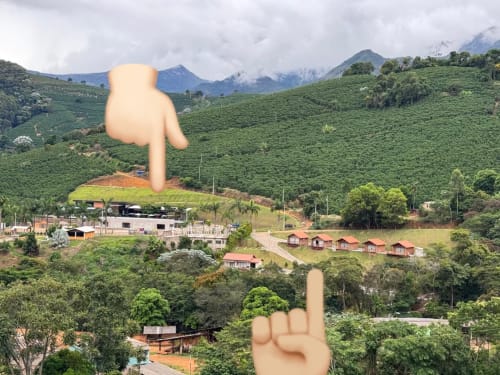 Vista da encosta de Vivendas Canaã com vales verdejantes e picos distantes em Espera Feliz, Brasil