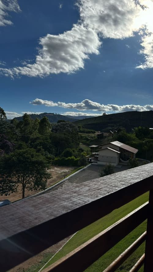 Vista da montanha do terraço do Chalé Hibisco em Vivendas Canaã, Espera Feliz, com vales exuberantes e villa moderna