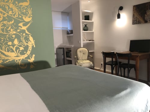 Studio à Denis & Virginie à Versailles : chambre avec papier peint vert élégant, espace de travail et vue sur cour