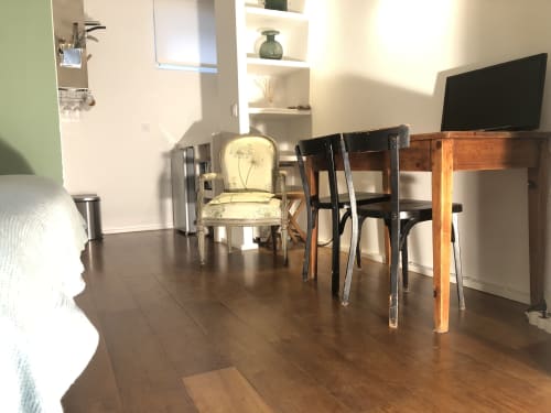 Séjour moderne du gîte Denis & Virginie B&B Versailles avec parquet, chaises de salle à manger et écran plat