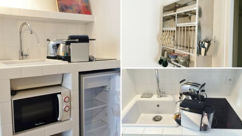 Mini-cuisine du gîte à Versailles avec micro-ondes, cafetière, réfrigérateur, évier et égouttoir