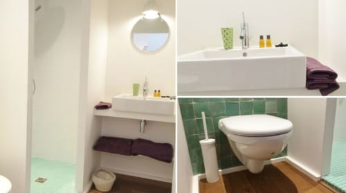Suite de salle de bain moderne au gîte Denis & Virginie à Versailles avec vasque blanche, baignoire, toilettes et carrelage vert