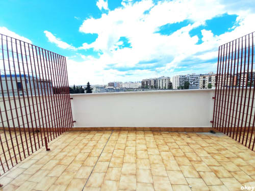 Ampia terrazza del B&B Bari Centro con vista panoramica sulla città di Bari sotto un cielo azzurro nuvolato