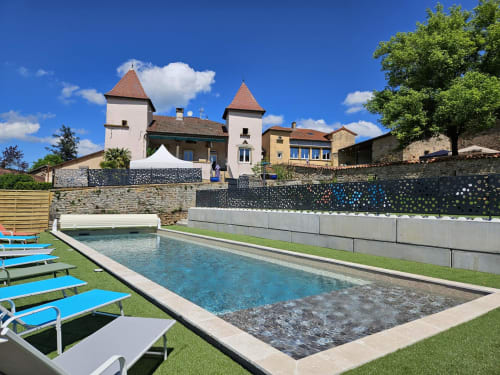 Gîtes Les Muriers à Bourgvilain - piscine extérieure avec bâtiments de style château, transats et jardins paysagés