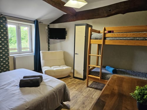 Chambre Gîte Ornella aux Muriers, Bourgvilain : lit double, lits superposés, télévision et fauteuil crème