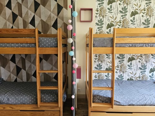 Lits superposés jumeaux en bois avec parure à motifs au Gîte Ornella, Gites Les Muriers à Bourgvilain, France