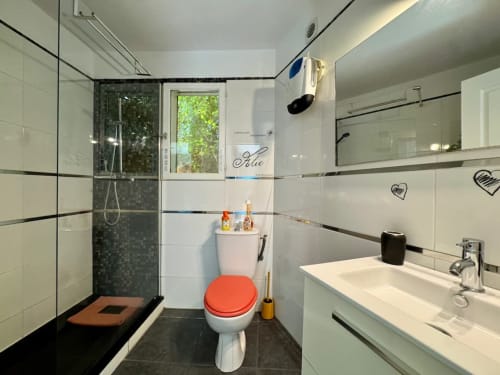 Salle de bains moderne à la Villa Anchorage, Les Villas d'A Storia, Porto-Vecchio avec douche, toilettes, lavabo et carrelage mural décoratif