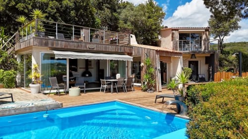Villa Anchorage aux Villas d'A Storia à Porto-Vecchio dispose d'une piscine privée, d'une terrasse en bois et d'une architecture moderne avec