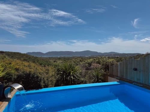 Piscine à débordement privée avec vue sur la mer et les montagnes à Villa Anchorage, Porto-Vecchio Corse