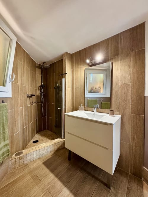 Salle de bain moderne avec carrelage imitation bois, meuble vasque blanc et douche à l'italienne à Villa Anchorage, Les Villas d'A Storia