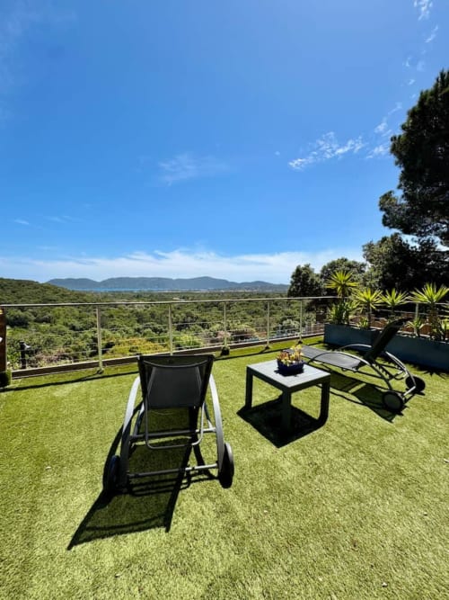 Terrasse lounge avec vue sur les montagnes aux Villas d'A Storia, Porto-Vecchio