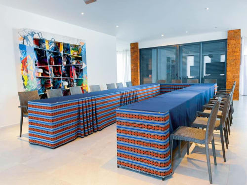 Modern conference room at Hôtel Du Parc in Senegal with vibrant striped tables and contemporary artwork