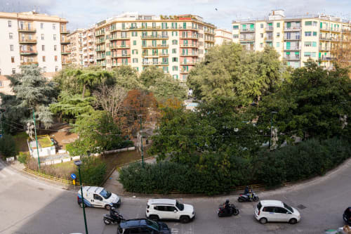 Vista della città da ROOMITO APARTMENTS a Napoli con edifici residenziali colorati e alberi verdi