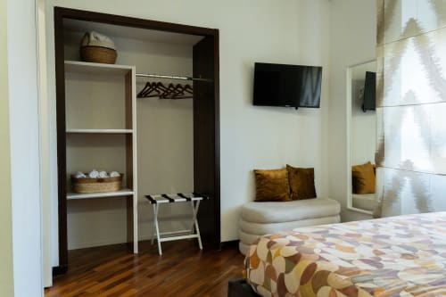 Camera Matteo presso ROOMITO APARTMENTS Napoli: camera da letto moderna con parquet, TV a parete e vista sulla città