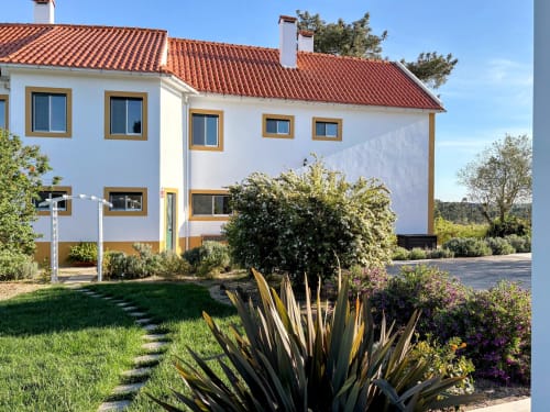 Quinta Vale da Paz, pousada em Azambuja com paredes brancas, telhado de terracota e jardim de estilo mediterrâneo
