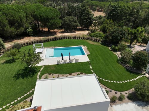 Vista aérea da piscina e jardins bem cuidados da Quinta Vale da Paz em Azambuja, Portugal
