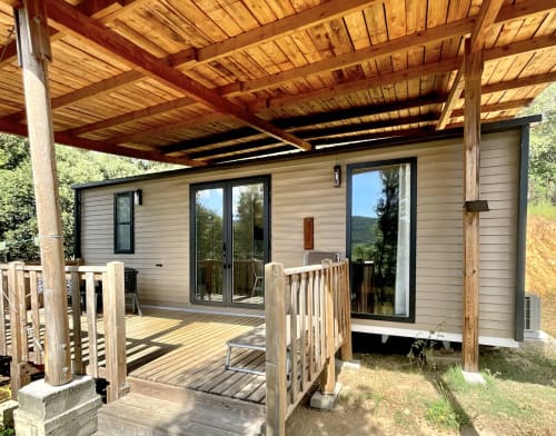 Mobil-home moderne au Domaine Pero Longo à Sartène avec terrasse en bois, pergola et vue sur le jardin