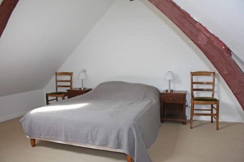 Chambre mansardée charmante à la maison d'hôtes Nolette en Baie de Somme avec lit, chaises en bois et tables de nuit