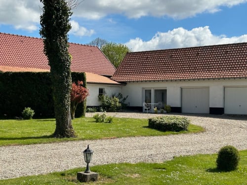 Cottage Maison Nolette avec toit de tuiles rouges, murs blancs et jardin aménagé en Baie de Somme