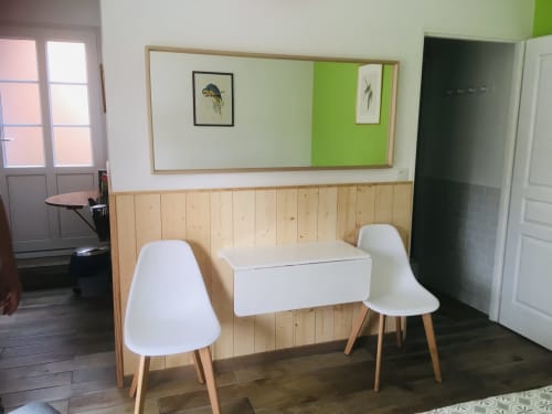 Petit studio moderne à Maison Nolette en Baie de Somme avec chaises blanches, espace de travail et murs aux touches vertes