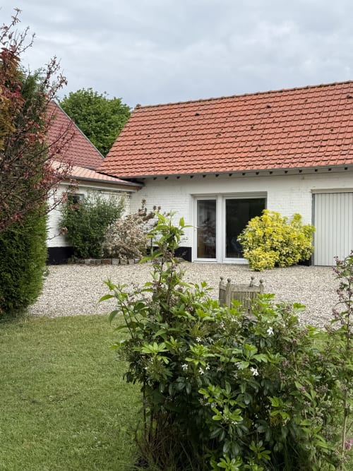 Chalet Maison Nolette à la Baie de Somme, aux murs blancs, toit de tuiles rouges et jardin paysagé