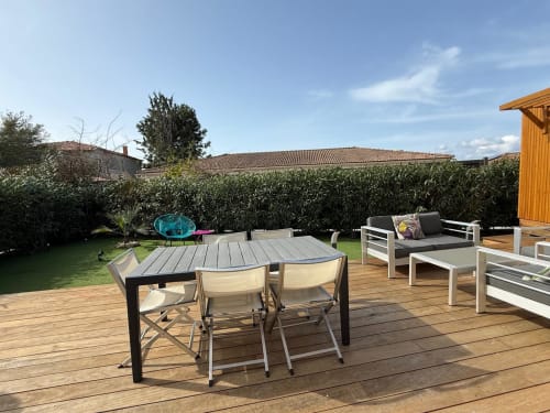 Ampio giardino terrazzato di Villa Conciergerie De Porticcio con tavolo da pranzo, zona lounge e prato curato
