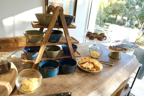 Elegante colazione presso l'Hotel Les Mouettes con vasellame sfalsato, pasticceria fresca e delizie con vista giardino