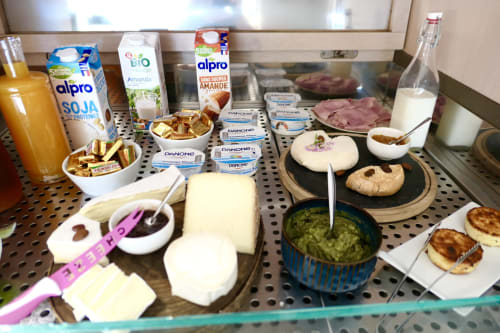 Colazione all'Hotel Les Mouettes con prodotti lattiero-caseari, cereali, pasticceria e creme da spalmare a Belgodère