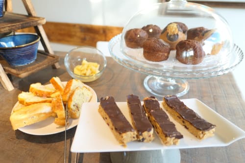 Pasticcini dell'Hotel Les Mouettes: barrette al cioccolato, tartufi al cacao e pane fresco presso la proprietà di Belgodère
