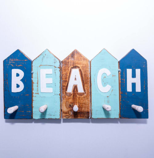 Colorido cartel de cabaña de playa de madera que forma BEACH con ganchos blancos, ideal para Smart Rent Fuerteventura