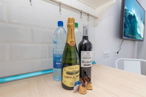 Bebidas y aperitivos de bienvenida en el apartamento Casa Sol de Smart Rent Fuerteventura en Tarajalejo, España