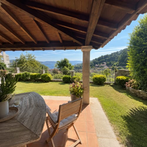 Terraza con pérgola en Vila Lourido en Baiona, con vistas a la montaña, jardín y zona de estar al aire libre