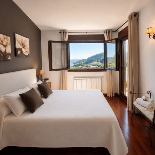 Habitación elegante en la casa en entorno rural Holibai de Baiona con vistas a la montaña y cerca del mar